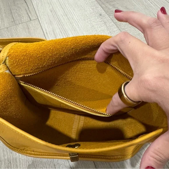 Vintage Soft Leather Crossbody Bag - Picture 8 of 15